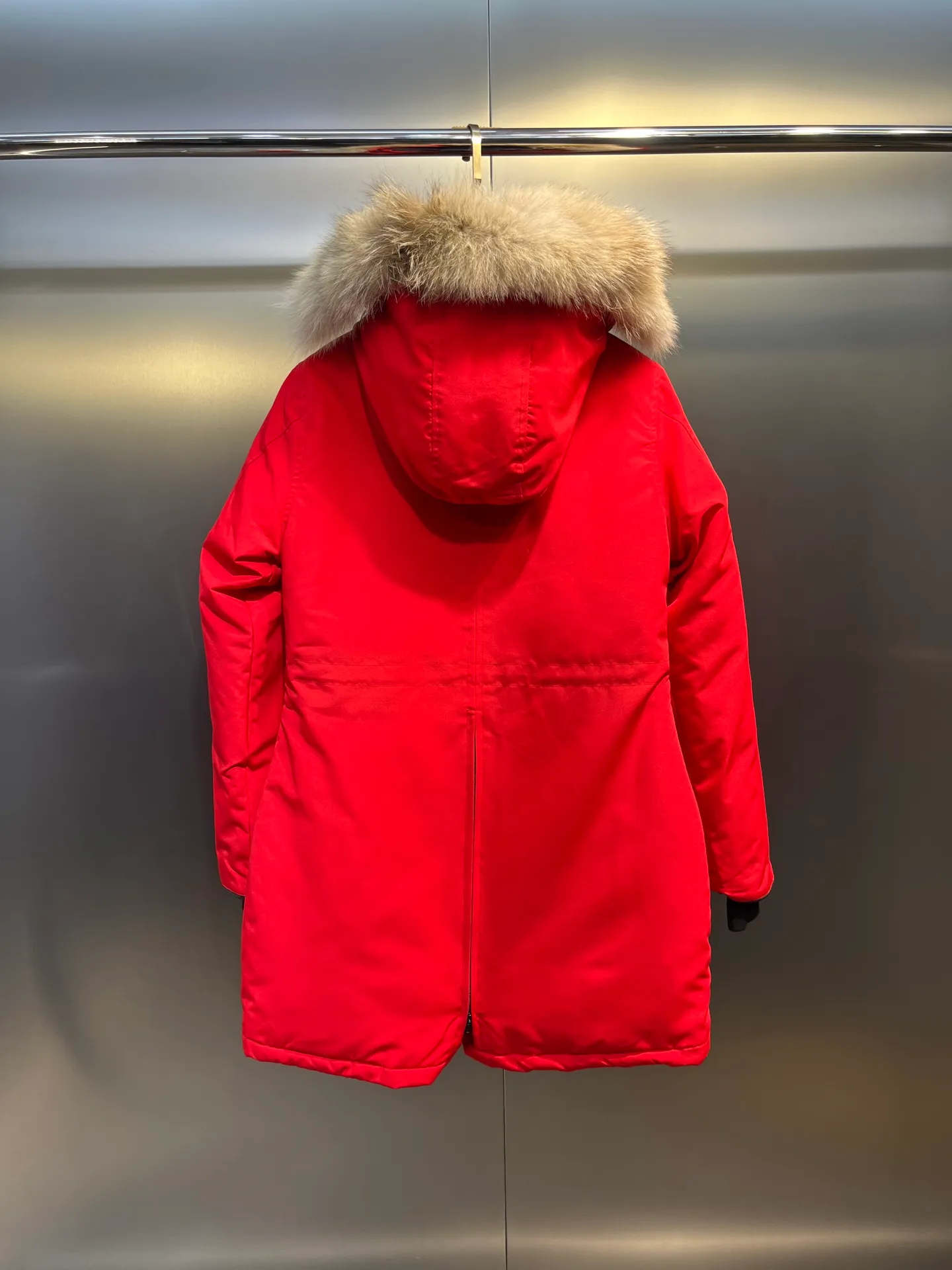 P860 Canada goose/Canada Goose 05 model 2580LA CANADA GOOSE/Canada Goose Rossclair parka women's down jacket, authentic original clothing molding, all accessories are custom-made from the original factory. This model is very unique. The zipper at the back can be opened to change into a dovetail style, with diagonal pockets and a layer of hidden pockets underneath. The official website has become a popular model. The softness and hardness of the fabric are compared with the genuine ones. It can be restored by kneading at will (fabric misunderstanding: fabrics with high hardness are not waterproof. Only those who buy the latest genuine version this year will notice the softness and comfort of the fabrics). The down is synchronized with the genuine white duck down. It is fluffy and not lumpy. The electronically controlled down charging machine is used to fill the zippers with customized genuine YKK zippers. High hardness and no lag. The fur collar is purchased from the same manufacturer as Wolf Hair. (Cooperative factory 2019 Canadian wolf skin auction and Big Goose official auction of wolf skin fur collars on the same site) All workmanship and wiring are controlled by workers with more than ten years of service. They must be horizontal and vertical, and are not crooked. The density of the inner wiring is more exquisite. Compare at will. Big goose label, collar label, washed label, hang tag, zipper rope, pocket label, back label, collar velvet, Velcro fasteners, all details of the cuffs are updated simultaneously with the original product, the best version, and the most complete color matching. The fighter in World 05 battles various world goods. Size: XS-XL